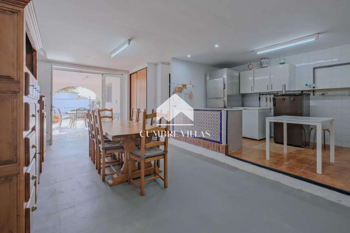 Chalet de 4 habitaciones en Salobreña en venta con piscina garaje - 575.000 € (Ref: 9650929)