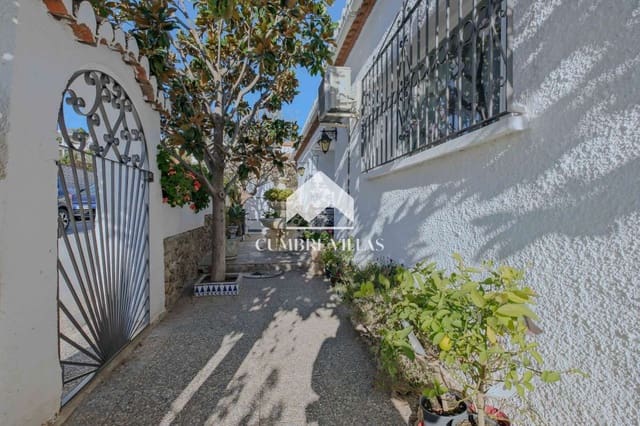 Chalet de 4 habitaciones en Salobreña en venta con piscina garaje - 575.000 € (Ref: 9650929)