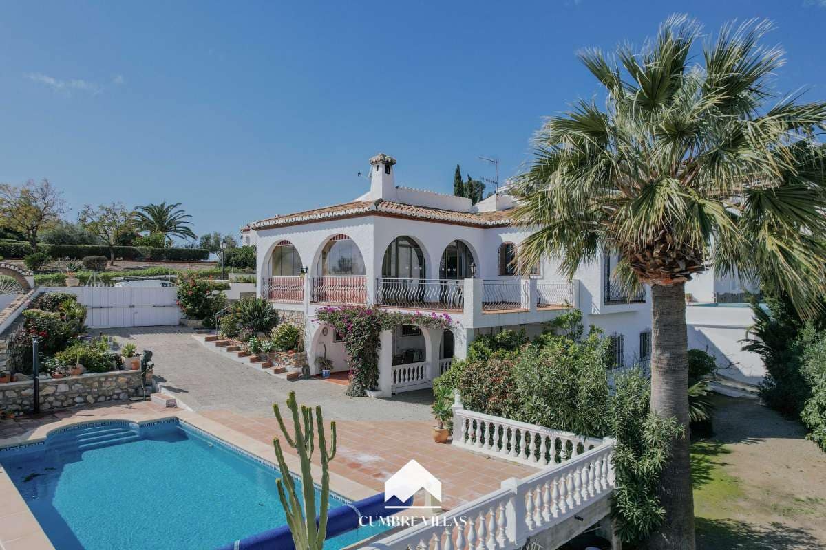 Chalet de 4 habitaciones en Salobreña en venta con piscina garaje - 575.000 € (Ref: 9650929)