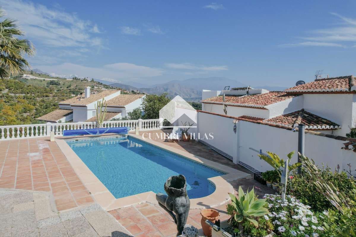 Chalet de 4 habitaciones en Salobreña en venta con piscina garaje - 575.000 € (Ref: 9650929)