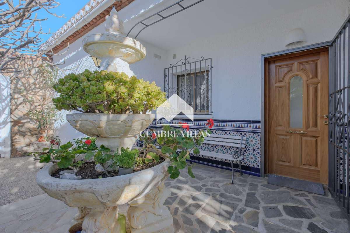 Chalet de 4 habitaciones en Salobreña en venta con piscina garaje - 575.000 € (Ref: 9650929)