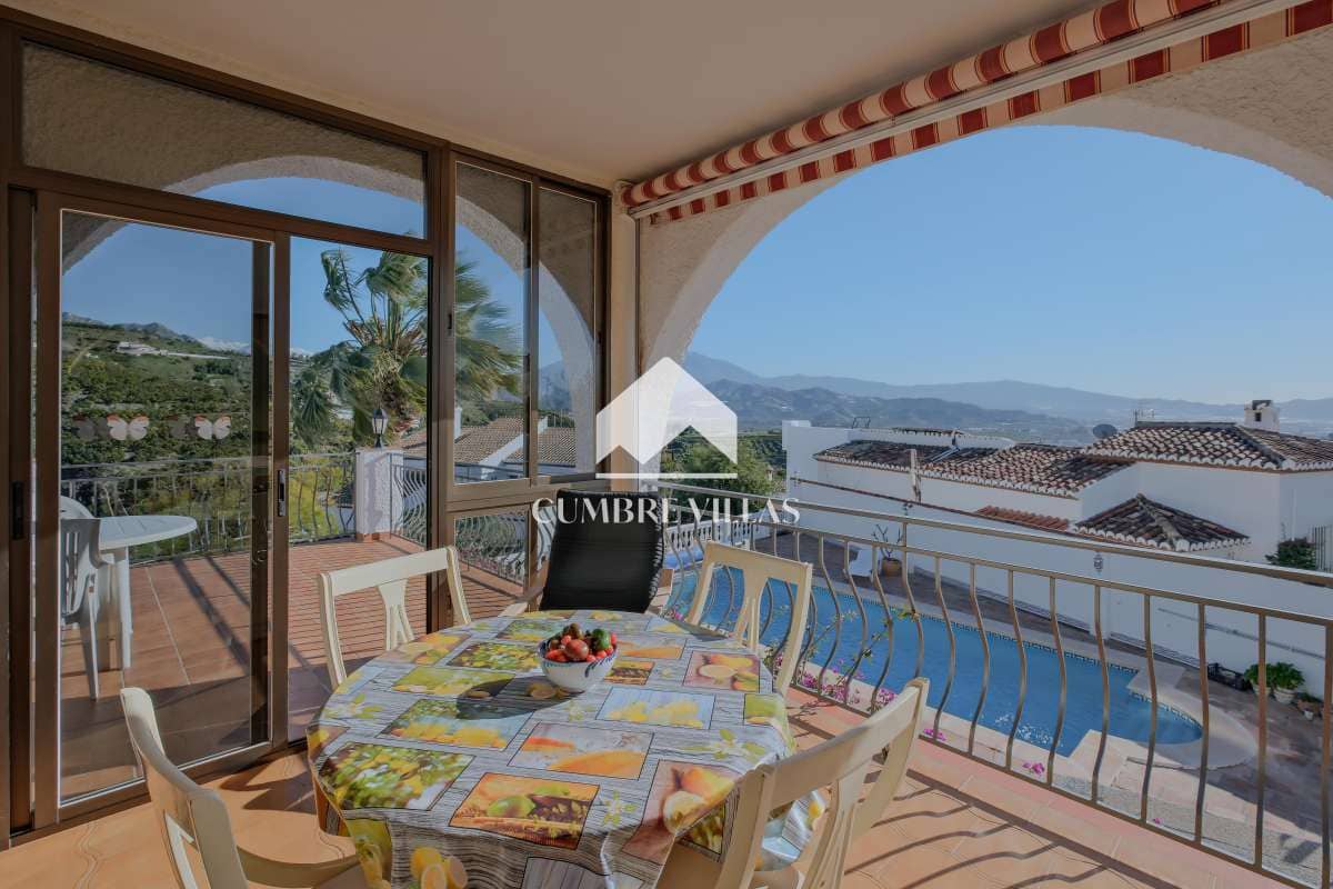 Chalet de 4 habitaciones en Salobreña en venta con piscina garaje - 575.000 € (Ref: 9650929)