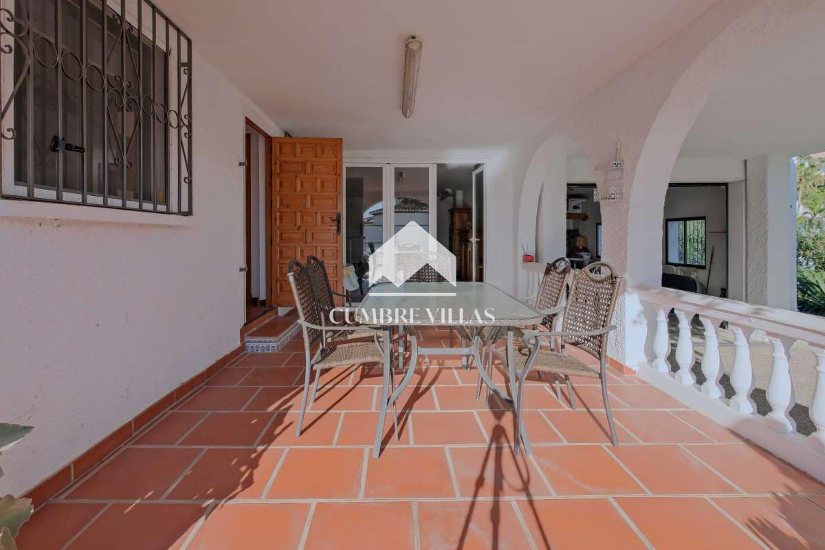 Chalet de 4 habitaciones en Salobreña en venta con piscina garaje - 575.000 € (Ref: 9650929)
