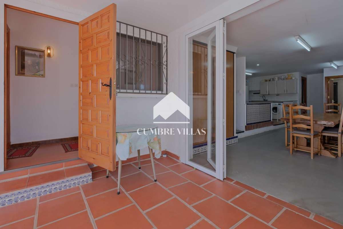 Chalet de 4 habitaciones en Salobreña en venta con piscina garaje - 575.000 € (Ref: 9650929)