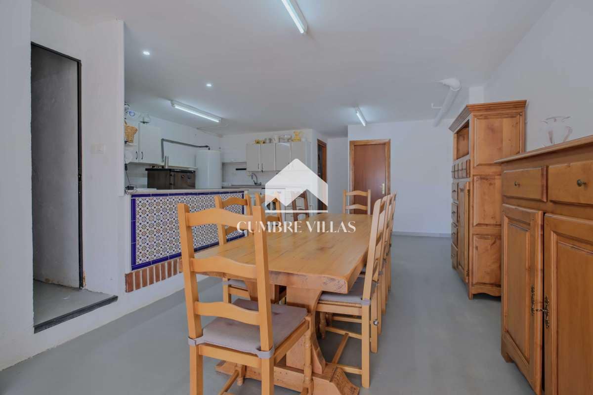 Chalet de 4 habitaciones en Salobreña en venta con piscina garaje - 575.000 € (Ref: 9650929)