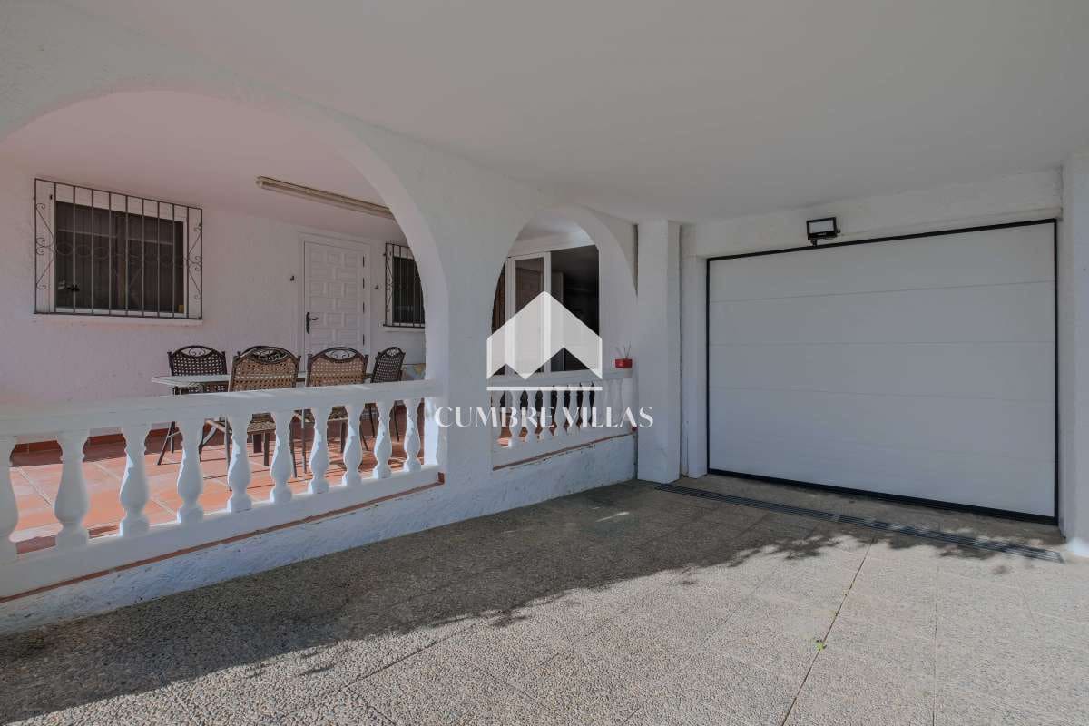 Chalet de 4 habitaciones en Salobreña en venta con piscina garaje - 575.000 € (Ref: 9650929)