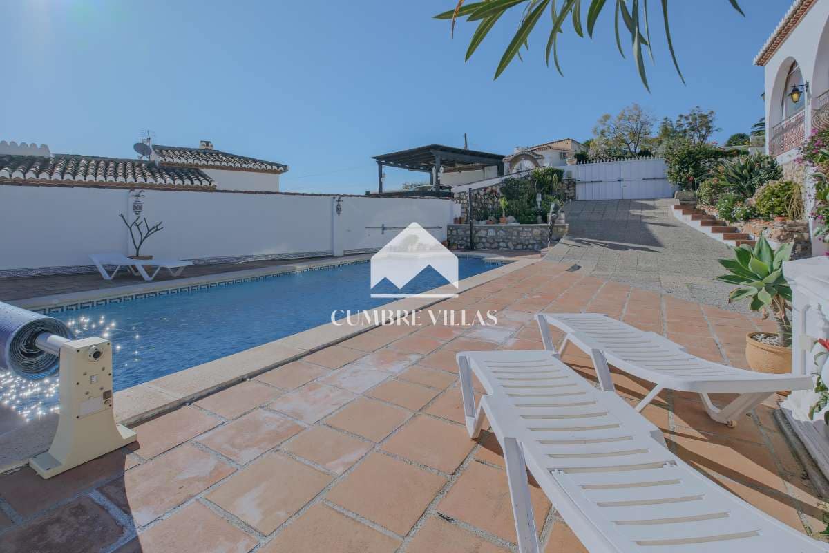 Chalet de 4 habitaciones en Salobreña en venta con piscina garaje - 575.000 € (Ref: 9650929)