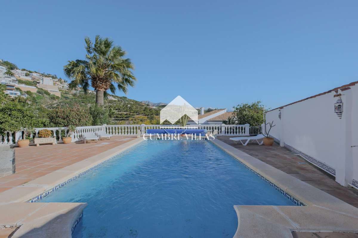 Chalet de 4 habitaciones en Salobreña en venta con piscina garaje - 575.000 € (Ref: 9650929)