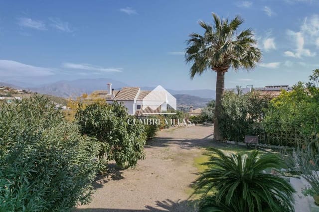 Chalet de 4 habitaciones en Salobreña en venta con piscina garaje - 575.000 € (Ref: 9650929)