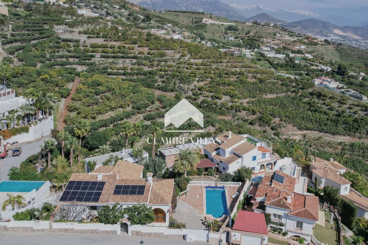 Chalet de 4 habitaciones en Salobreña en venta con piscina garaje - 575.000 € (Ref: 9650929)