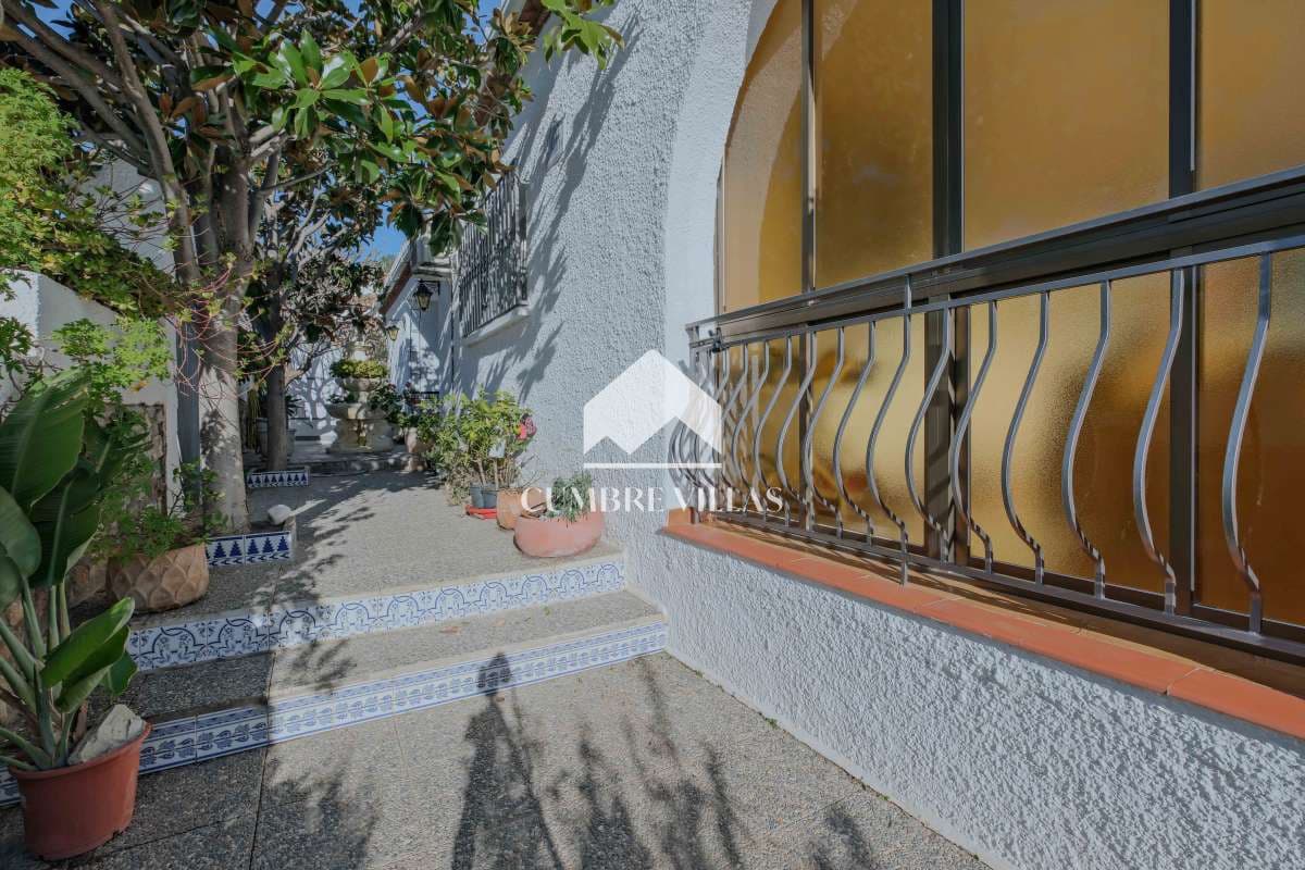 Chalet de 4 habitaciones en Salobreña en venta con piscina garaje - 575.000 € (Ref: 9650929)