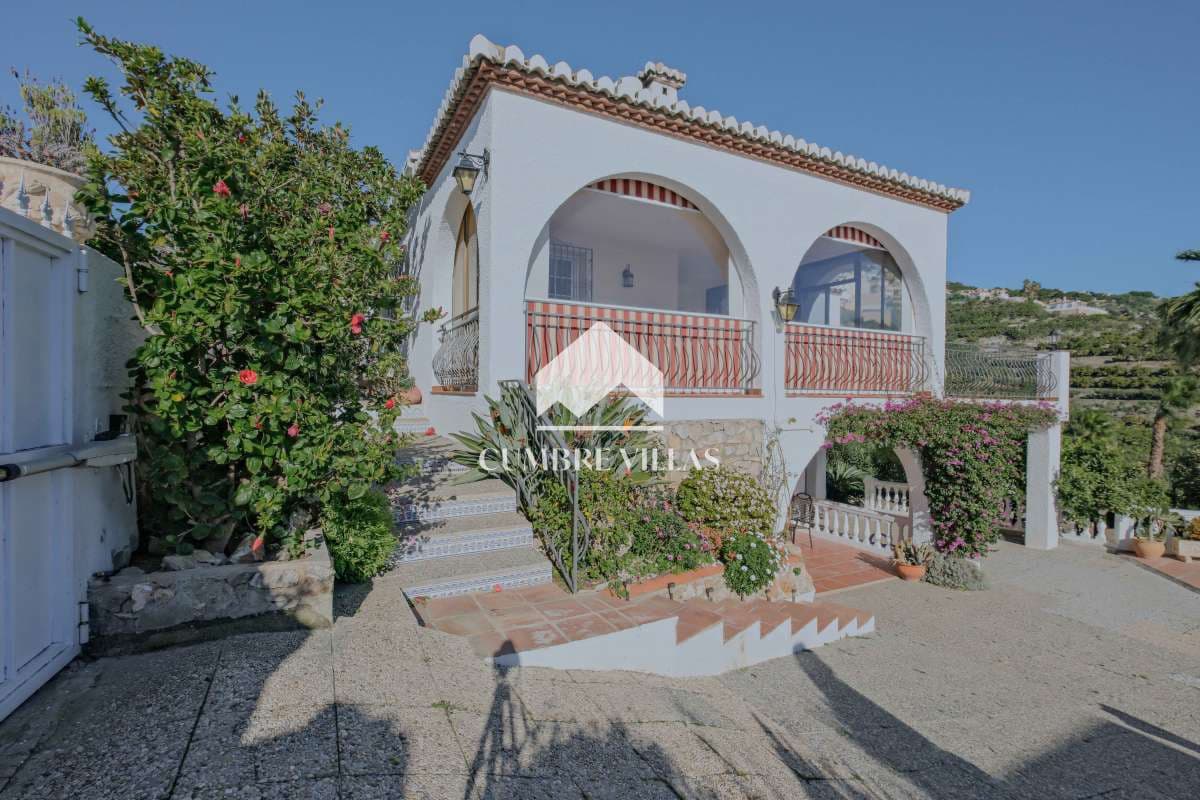 Chalet de 4 habitaciones en Salobreña en venta con piscina garaje - 575.000 € (Ref: 9650929)
