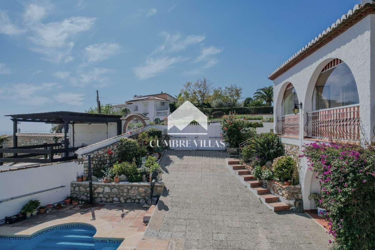 Chalet de 4 habitaciones en Salobreña en venta con piscina garaje - 575.000 € (Ref: 9650929)