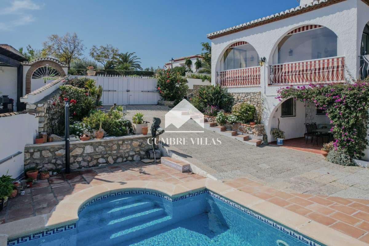 Chalet de 4 habitaciones en Salobreña en venta con piscina garaje - 575.000 € (Ref: 9650929)