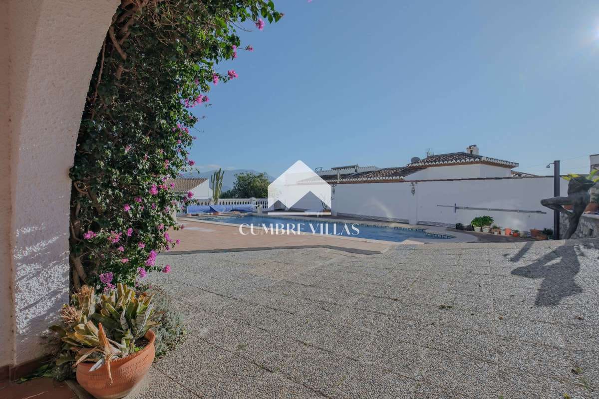 Chalet de 4 habitaciones en Salobreña en venta con piscina garaje - 575.000 € (Ref: 9650929)