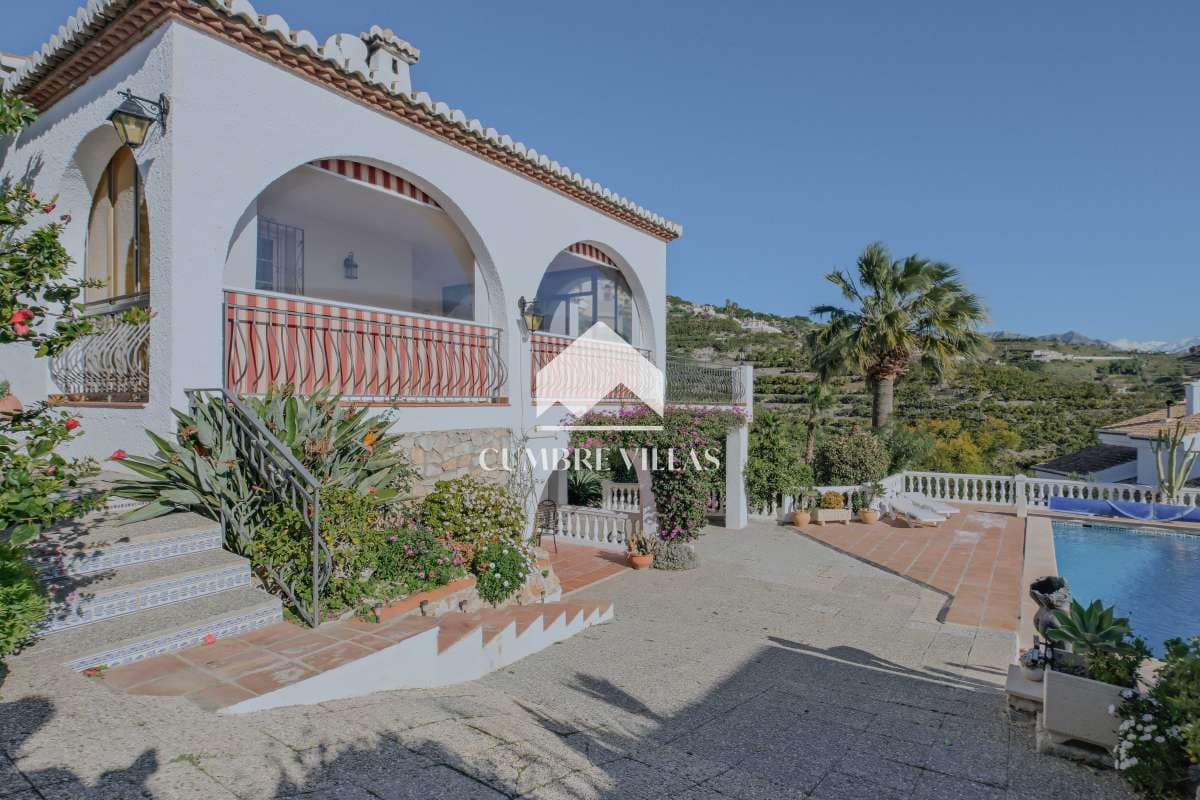 Chalet de 4 habitaciones en Salobreña en venta con piscina garaje - 575.000 € (Ref: 9650929)