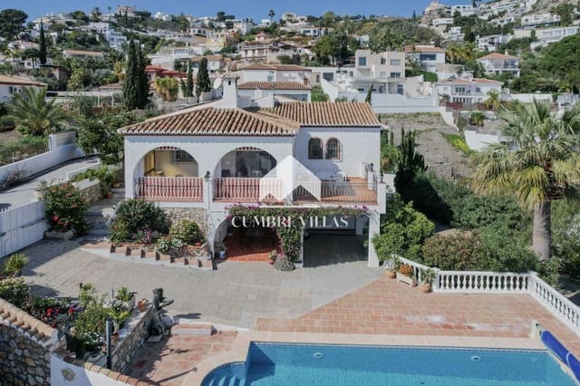 Chalet de 4 habitaciones en Salobreña en venta con piscina garaje - 575.000 € (Ref: 9650929)