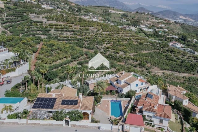 Chalet de 4 habitaciones en Salobreña en venta con piscina garaje - 575.000 € (Ref: 9650929)