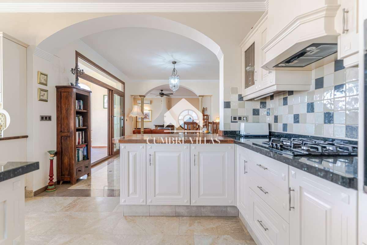 5 makuuhuone Huvila myytävänä paikassa Salobrena mukana uima-altaan - 1 495 000 € (Ref: 9665629)