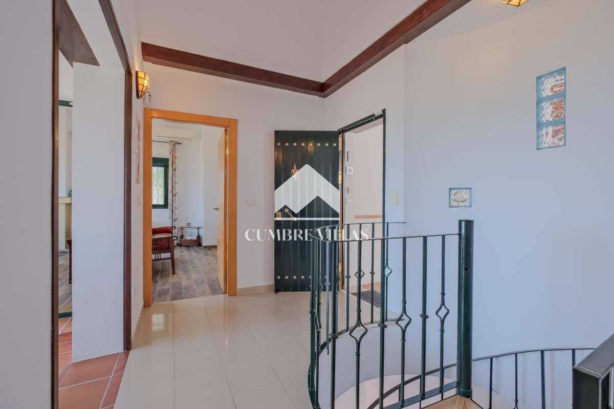 2 bedroom Villa for sale in Almunecar with pool - € 745,000 (Ref: 9694529)