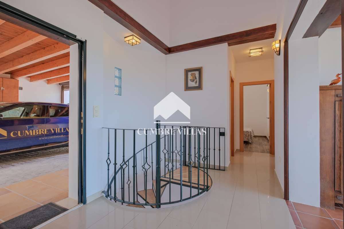 2 bedroom Villa for sale in Almunecar with pool - € 745,000 (Ref: 9694529)