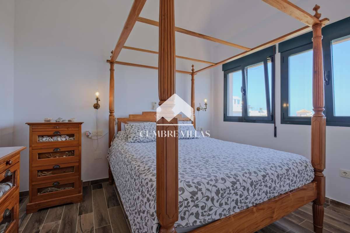 2 bedroom Villa for sale in Almunecar with pool - € 745,000 (Ref: 9694529)