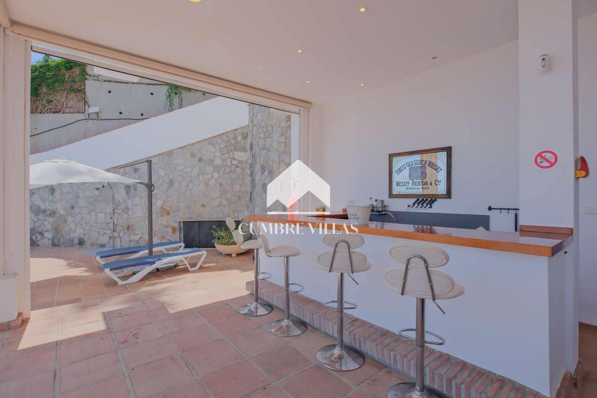 2 bedroom Villa for sale in Almunecar with pool - € 745,000 (Ref: 9694529)