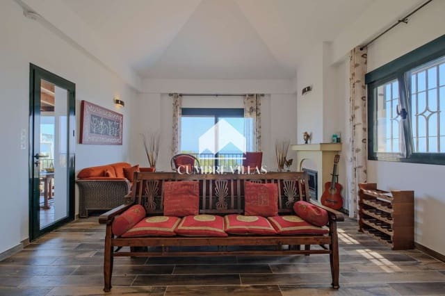 3 bedroom Villa for sale in Almuñécar with pool - € 745,000 (Ref: 9694529)