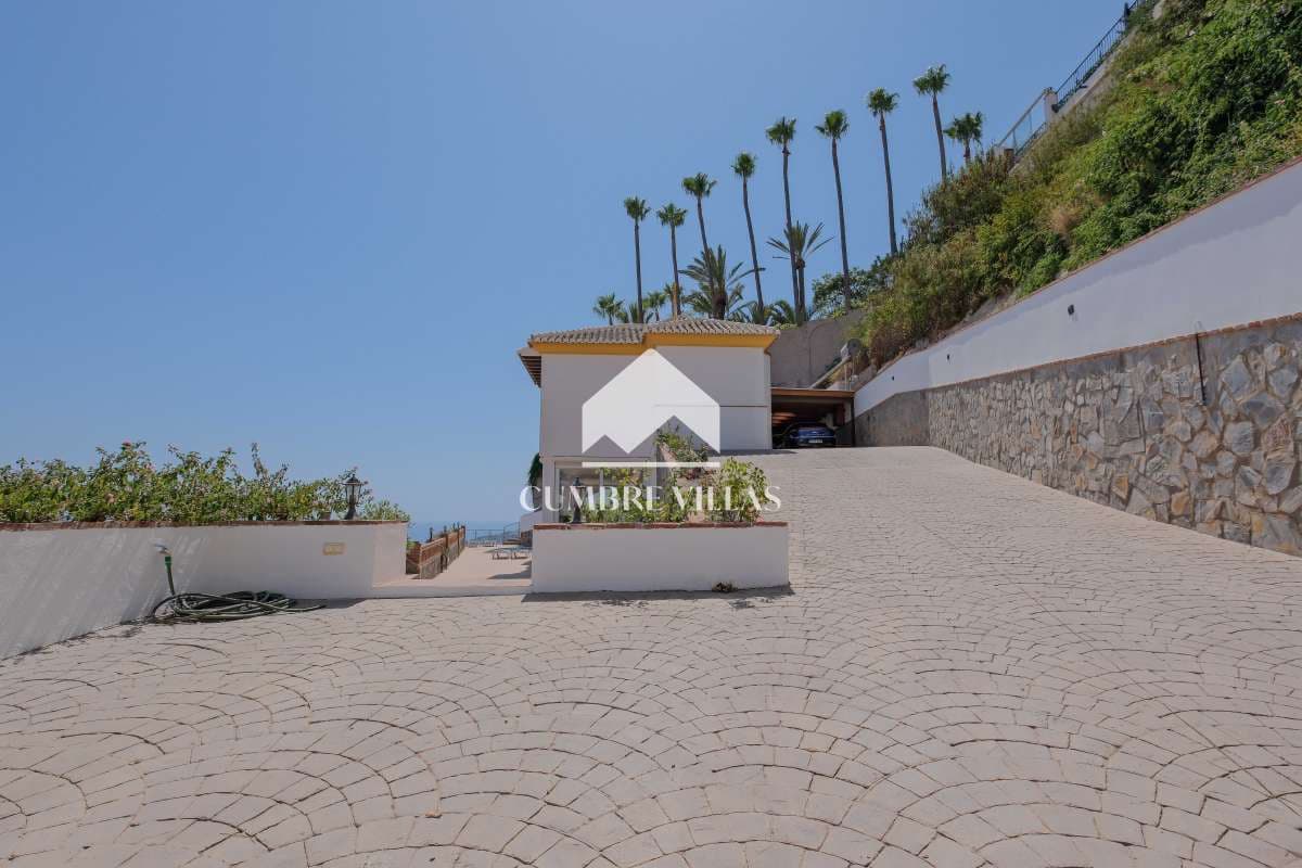 2 bedroom Villa for sale in Almunecar with pool - € 745,000 (Ref: 9694529)