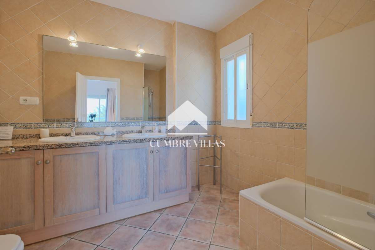 4 quarto Moradia para venda em Salobrena com piscina - 639 000 € (Ref: 9737349)