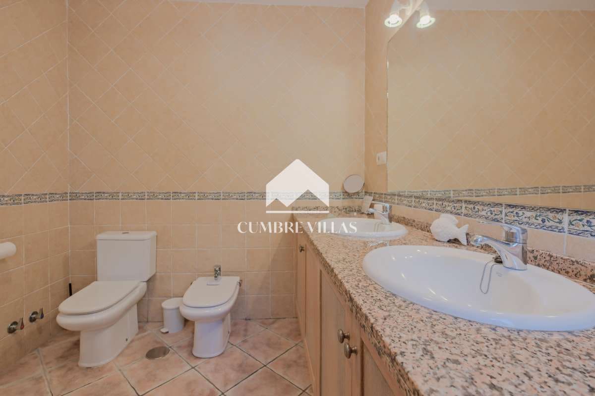 4 quarto Moradia para venda em Salobrena com piscina - 639 000 € (Ref: 9737349)