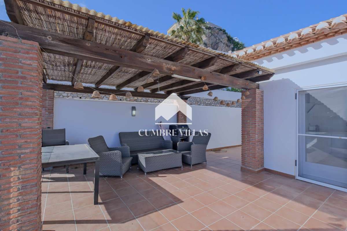4 bedroom Villa for sale in Salobrena with pool - € 639,000 (Ref: 9737349)