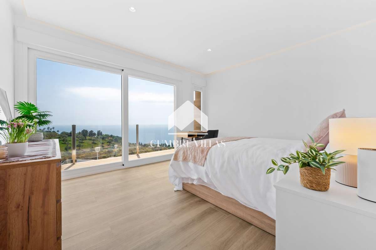 5 bedroom Villa for sale in La Herradura with pool garage - € 2,525,000 (Ref: 9821857)