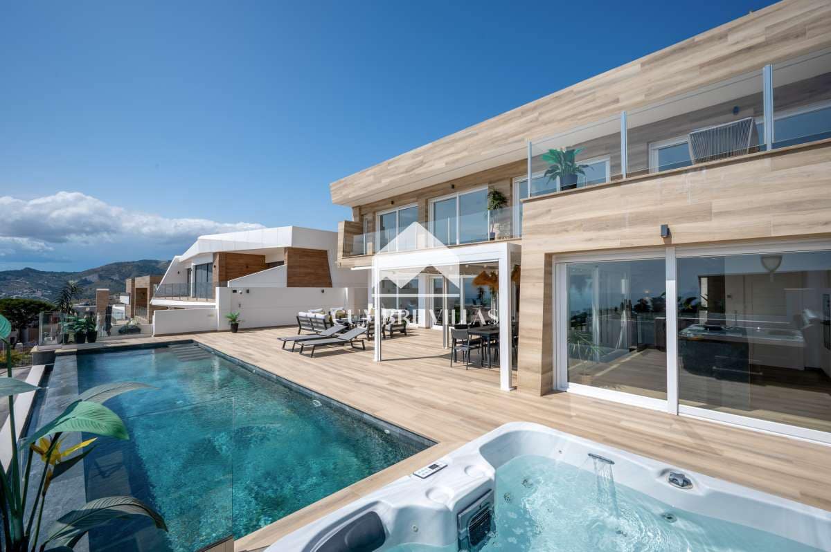 5 bedroom Villa for sale in La Herradura with pool garage - € 2,525,000 (Ref: 9821857)