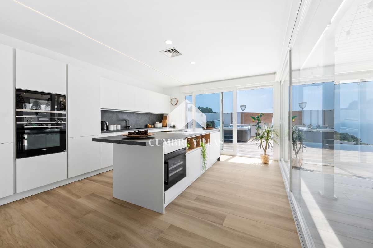 5 bedroom Villa for sale in La Herradura with pool garage - € 2,525,000 (Ref: 9821857)