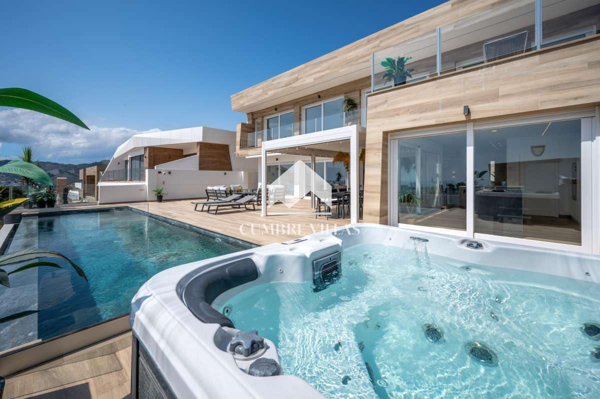 5 bedroom Villa for sale in La Herradura with pool garage - € 2,525,000 (Ref: 9821857)