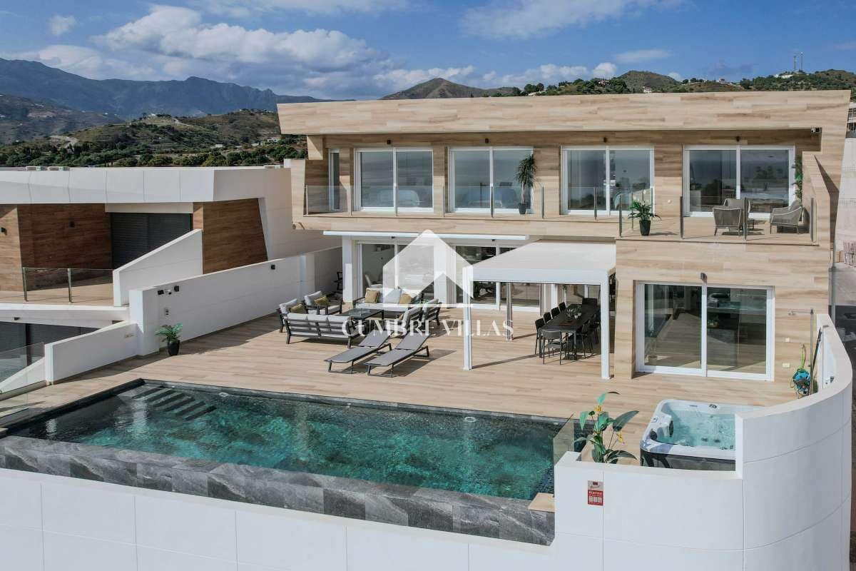 5 bedroom Villa for sale in La Herradura with pool garage - € 2,525,000 (Ref: 9821857)