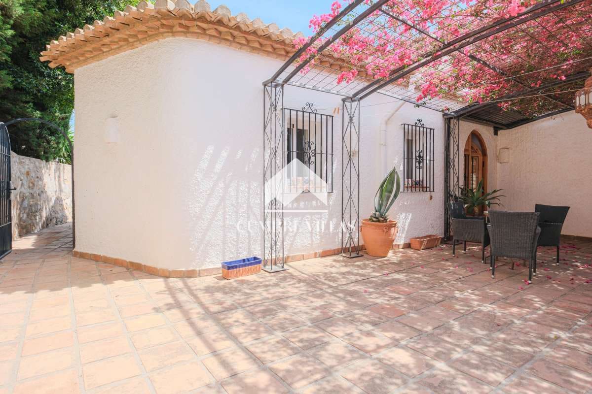 5 bedroom Villa for sale in Salobrena with pool garage - € 1,140,000 (Ref: 9821858)
