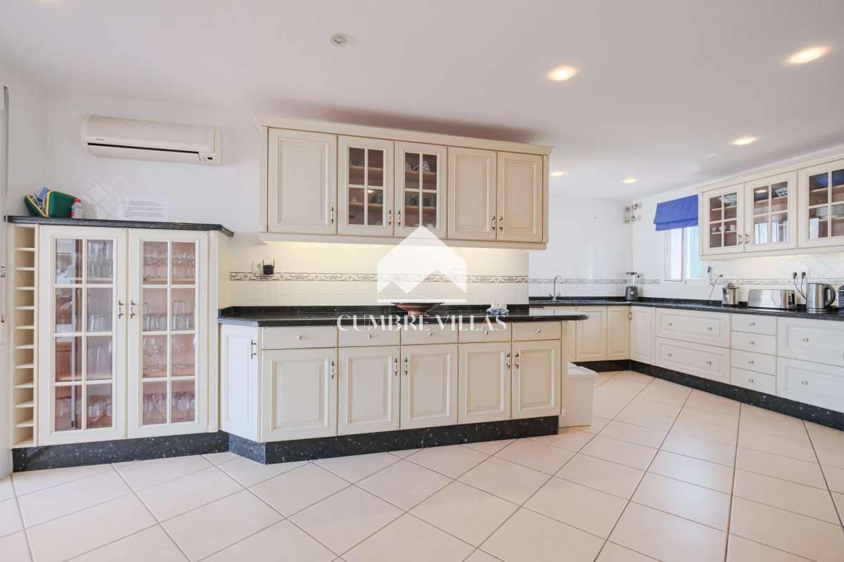 5 bedroom Villa for sale in Salobrena with pool garage - € 1,140,000 (Ref: 9821858)