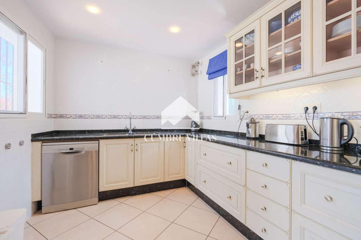 5 bedroom Villa for sale in Salobrena with pool garage - € 1,140,000 (Ref: 9821858)