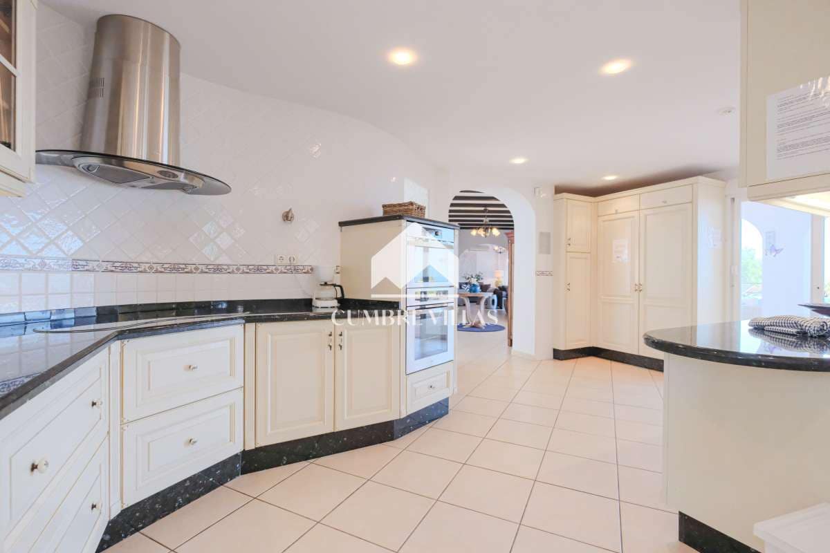 5 bedroom Villa for sale in Salobrena with pool garage - € 1,140,000 (Ref: 9821858)