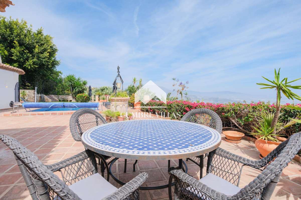 5 bedroom Villa for sale in Salobrena with pool garage - € 1,140,000 (Ref: 9821858)