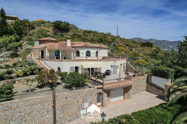 Chalet de 3 habitaciones en Salobreña en venta con piscina garaje - 840.000 € (Ref: 9848411)