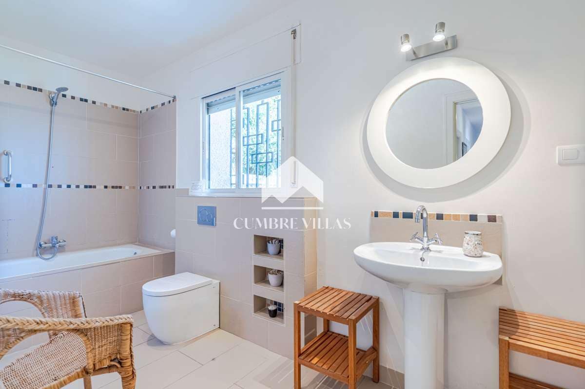 4 slaapkamer Villa te koop in Salobrena met zwembad garage - € 750.000 (Ref: 9891450)