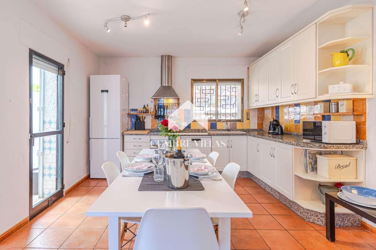 4 slaapkamer Villa te koop in Salobrena met zwembad garage - € 750.000 (Ref: 9891450)