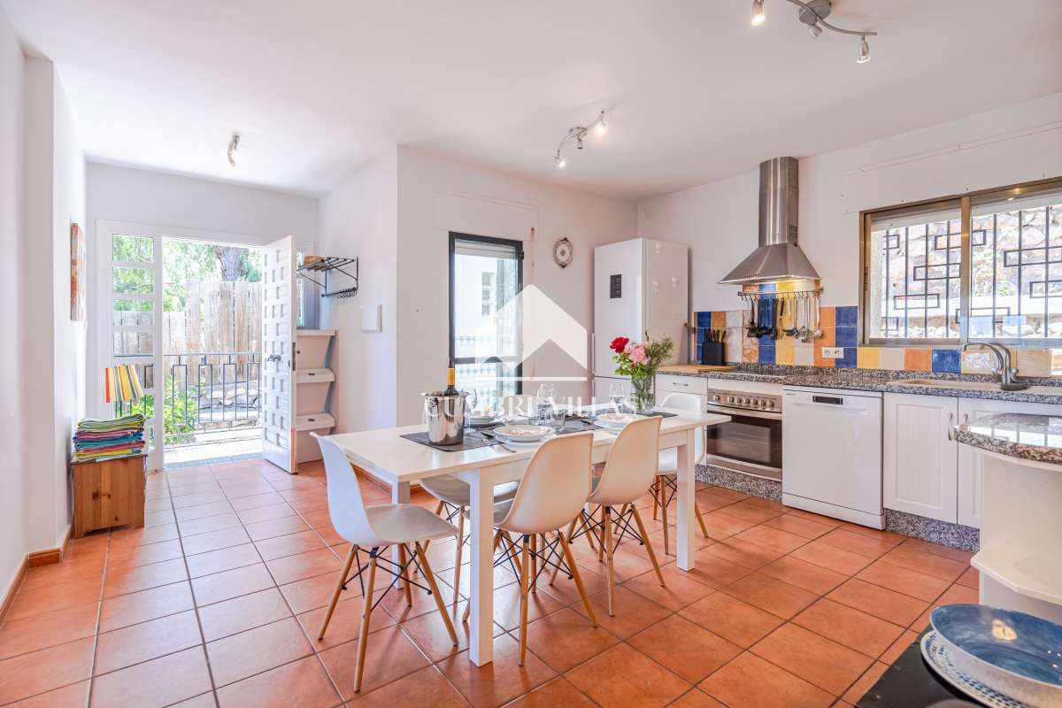 4 slaapkamer Villa te koop in Salobrena met zwembad garage - € 750.000 (Ref: 9891450)
