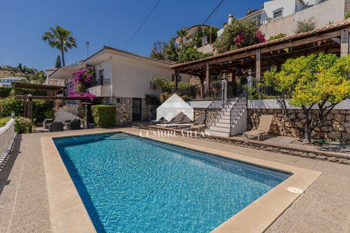 4 slaapkamer Villa te koop in Salobrena met zwembad garage - € 750.000 (Ref: 9891450)