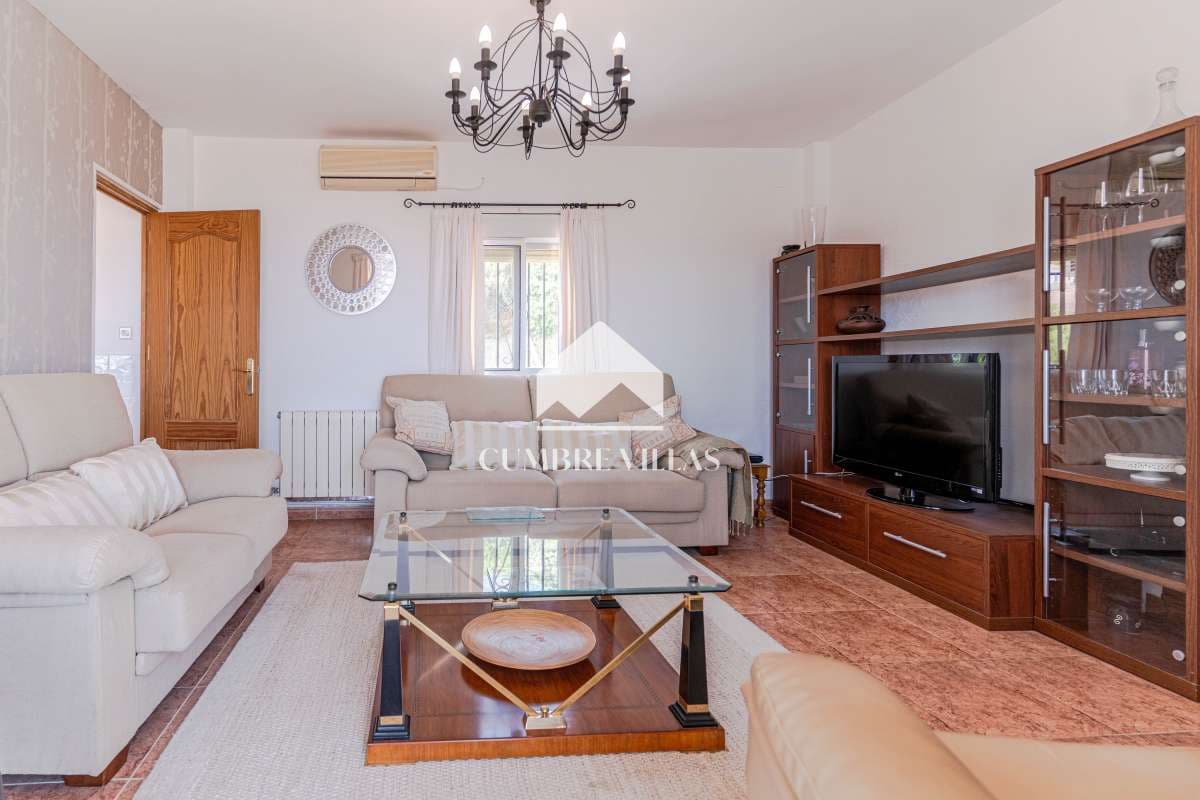 5 bedroom Villa for sale in Lujar with pool garage - € 325,000 (Ref: 9926508)