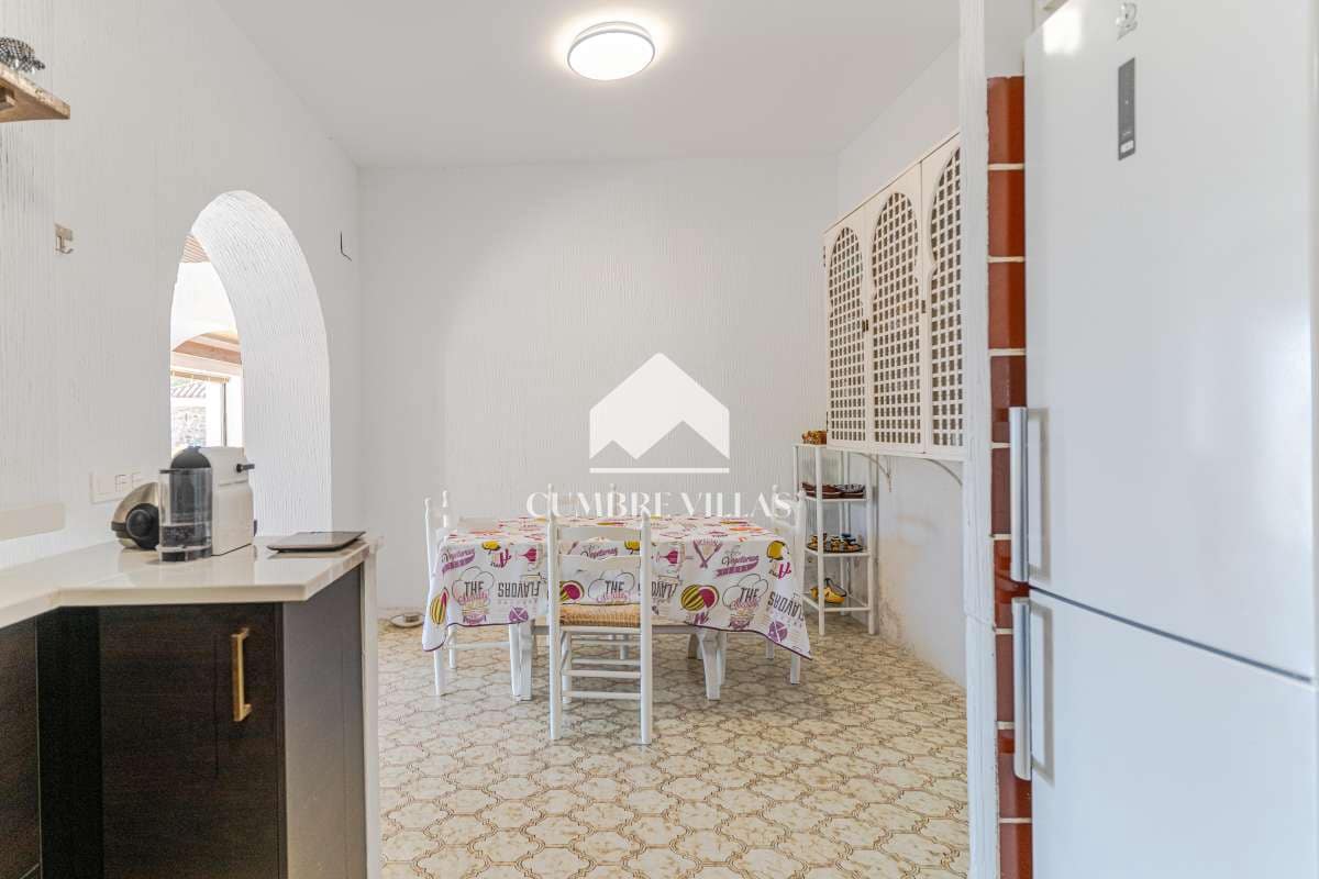 3 sovrum Villa till salu i Almunecar med pool garage - 895 000 € (Ref: 9990005)
