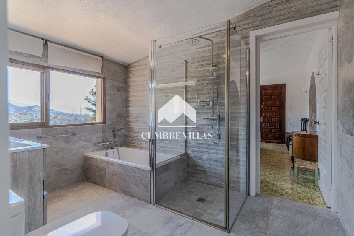 3 sovrum Villa till salu i Almunecar med pool garage - 895 000 € (Ref: 9990005)